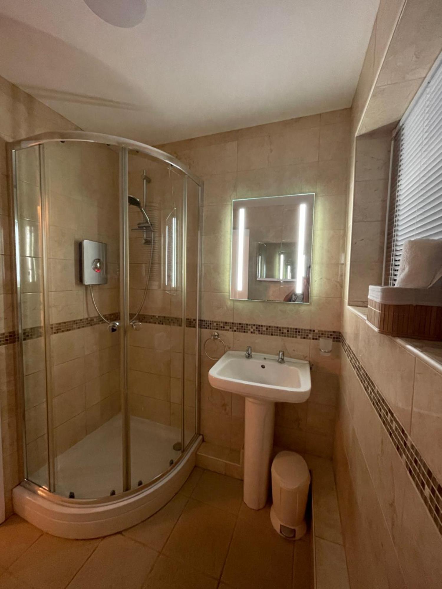 Look No Further Gorgeous Newly Renovated Contemporary Chalet Sandown Bay Holiday Centre Екстериор снимка